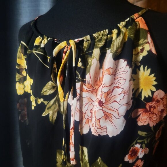 Lovely Floral Gathered Halter w/Cinched Waist and Tiem Back Mini Dress - Size L - Picture 5 of 12